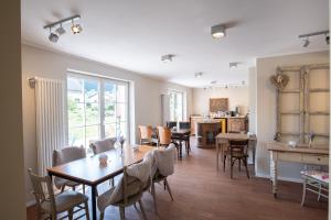 Kuchyň nebo kuchyňský kout v ubytování Landhotel Eifellust
