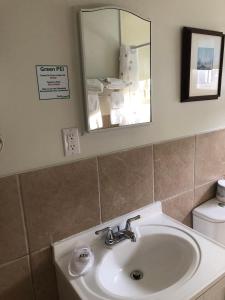 A bathroom at Anchor Motel and Suites