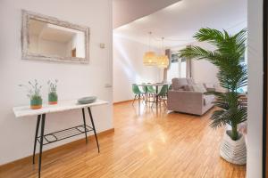 Una sala de estar con una mesa y una planta en maceta. en Bravissimo Sunset, en Girona