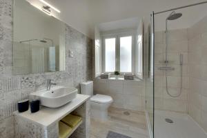 Un baño con lavabo, inodoro y ducha. en Apartamentos Tucha, en Albufeira 56 fotos más