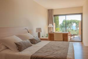 Posteľ alebo postele v izbe v ubytovaní L'Aixart Aiguablava Hotel