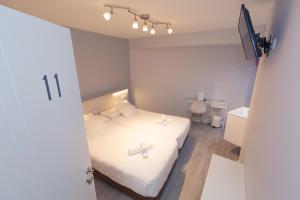 Postel nebo postele na pokoji v ubytování Hostal Viena