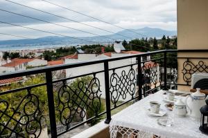 balkon ze stołem i widokiem na miasto w obiekcie Sea view flat w mieście Perea