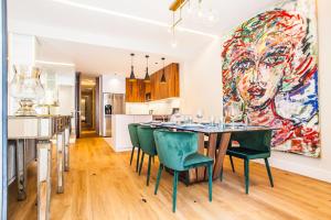 a kitchen and dining room with a large painting on the wall at Luxury Apartment Salamanca District in Madrid