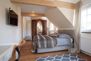 Postel nebo postele na pokoji v ubytování Landhotel Eifellust