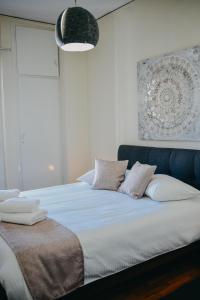 1 dormitorio con 1 cama grande y cabecero azul en BEST HOUSE, KAPODISTRIOU, PSILA ALONIA en Patras