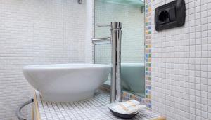 A bathroom at Italianway - Baiamonti 1