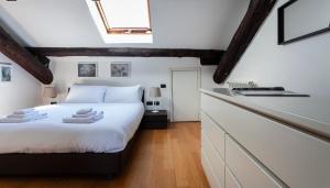 A bed or beds in a room at Italianway - Baiamonti 1