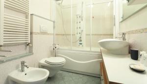A bathroom at Italianway - Baiamonti 1
