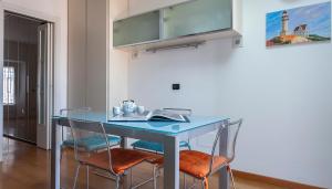 A television and/or entertainment centre at Italianway - Baiamonti 1