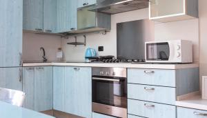 A kitchen or kitchenette at Italianway - Baiamonti 1
