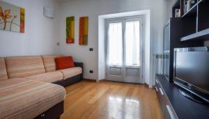 A television and/or entertainment centre at Italianway - Baiamonti 1