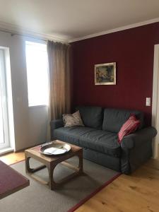 ein Wohnzimmer mit einem Sofa und einem Couchtisch in der Unterkunft Modern apartment with balcony in Wien