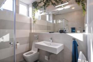Un baño de Sofia Dream Apartment - Designer One Bedroom on Ekzarh Yosif