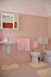 łazienka z umywalką i toaletą w obiekcie B&B Il Gabbiano w mieście SantʼAntìoco