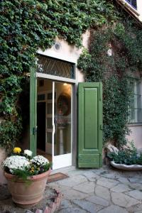 an entrance to a house with a green door and flowers at Casa Schlatter in Florence