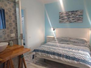 ein Schlafzimmer mit einem Bett und einem Waschbecken in der Unterkunft Confort By The Sea in Vico Equense