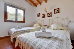 1 dormitorio con 2 camas con animales de peluche en Villa Bell Lloc by Alquilair, en Felanitx