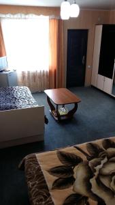 um quarto de hotel com uma cama e uma mesa em Best em Cholpon-Ata
