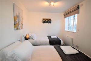Кровать или кровати в номере Brunel Loft Apartments - YA