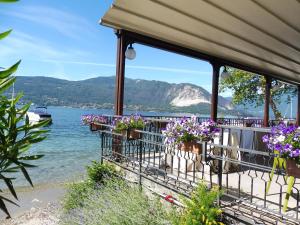 un edificio con dei fiori sopra, vicino all'acqua di Hotel Beata Giovannina a Verbania