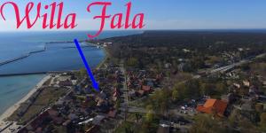 a blue arrow points to a small island in the water at Willa Fala in Hel