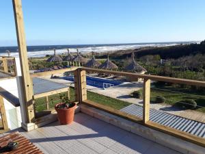 uma varanda com vista para a praia em Las Eduardas em La Paloma