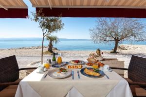 Jedlo v ubytovaní bed & breakfast alebo blízkom okolí