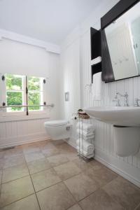 A bathroom at Village Historique de Val-Jalbert