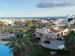 アルブフェイラにあるAlbufeira INN - Casa da Piedade - Bellavista T1の駐車場付き市街の空中ビュー