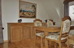 comedor con mesa de madera y sillas en Ferienwohnung Kiefernblick-Wedemann en Bispingen
