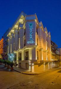 un bâtiment avec un panneau sur son côté dans l'établissement Bizim Hotel, à Istanbul