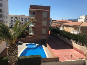 Bazén v ubytovaní Meddays Apartamento la Caleta Ático alebo v jeho blízkosti