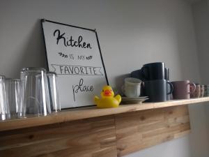 Příslušenství pro přípravu čaje a kávy v ubytování B&B De Woestijn