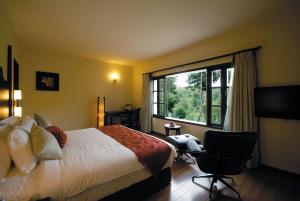 Postel nebo postele na pokoji v ubytování The Windflower Resort & Spa, Coorg
