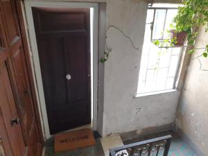 eine schwarze Tür in einem Zimmer mit Fenster in der Unterkunft La Maison di Tiziana in Neapel
