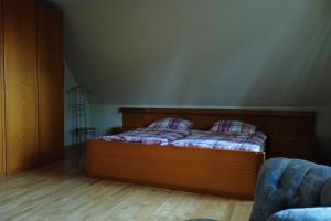 a bedroom with a bed in a room at Ferienwohnung Kiefernblick-Wedemann in Bispingen