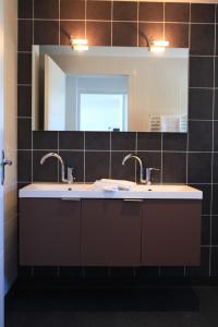 łazienka z 2 umywalkami i lustrem w obiekcie Les Terrasses de l'Océan w mieście Saint-Hilaire-de-Riez