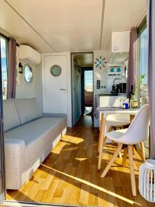Houseboat Seabreeze的厨房或小厨房