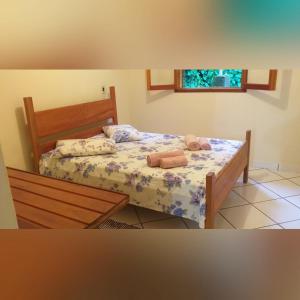 un dormitorio con una cama con dos animales de peluche en Pousada Murmúrio das Águas en São Francisco Xavier