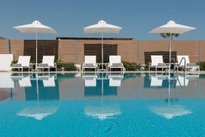 Het zwembad bij of vlak bij Akrogiali Beach Hotel Apartments