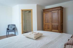 Postel nebo postele na pokoji v ubytování Landhotel Eifellust