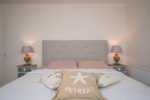 Postel nebo postele na pokoji v ubytování Landhotel Eifellust