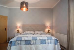 Een bed of bedden in een kamer bij Landhotel Eifellust