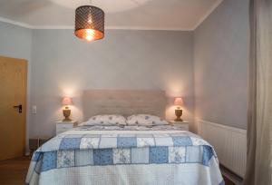 Postel nebo postele na pokoji v ubytování Landhotel Eifellust