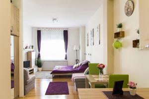 ブダペストにあるAndy's Home Central Apatmentのリビングルーム(ソファ、テーブル付)