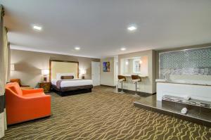 una habitación de hotel con una cama y un sofá en Westbridge Inn and Suites, en Centerville 39 fotos más