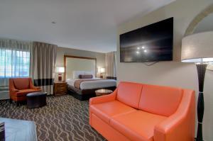 una habitación de hotel con un sofá y una cama en Westbridge Inn and Suites, en Centerville