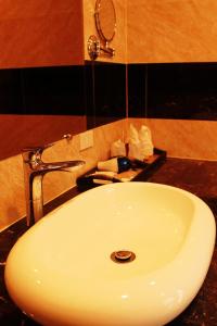 lavabo blanco con grifo en la encimera en Nok resort & hotel, en Ban Thung Khao Tok