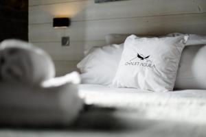 Una cama con una almohada con una araña. en Chalet Aguila - Jacuzzi et sauna panoramique - Construit en 2023, en Bolquere Pyrenees 2000